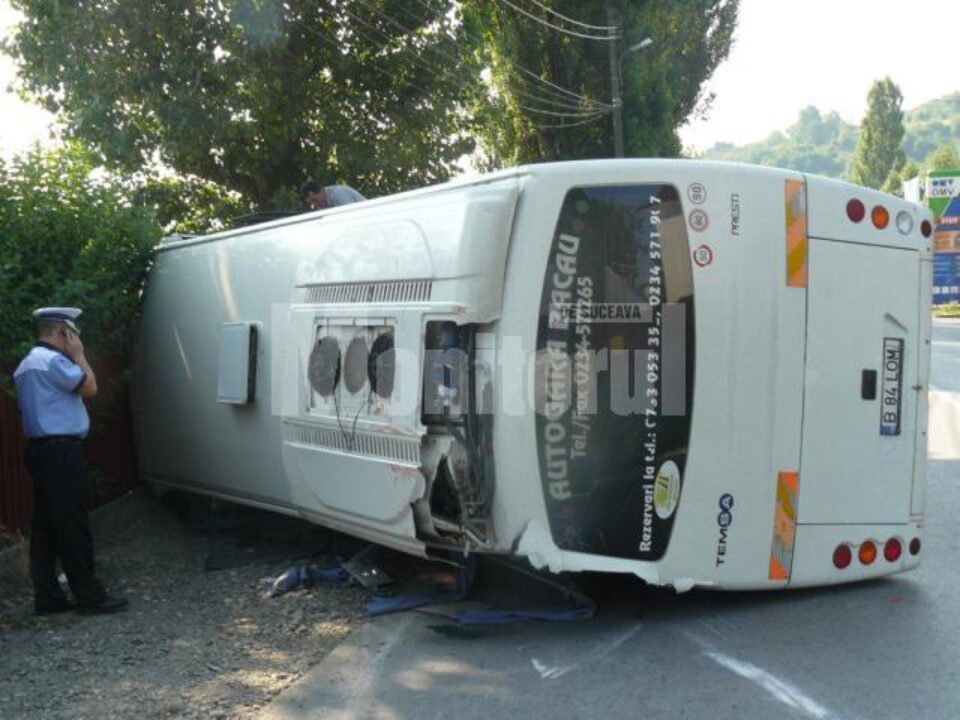 Un autocar cu suceveni care mergeau pe litoral s-a răsturnat la Fălticeni