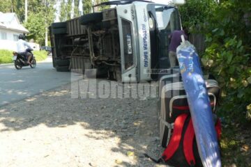 Un autocar cu suceveni care mergeau pe litoral s-a răsturnat la Fălticeni