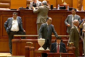 Președintele Traian Băsescu a fost suspendat din funcție de Parlament, cu 258 de voturi "pentru"