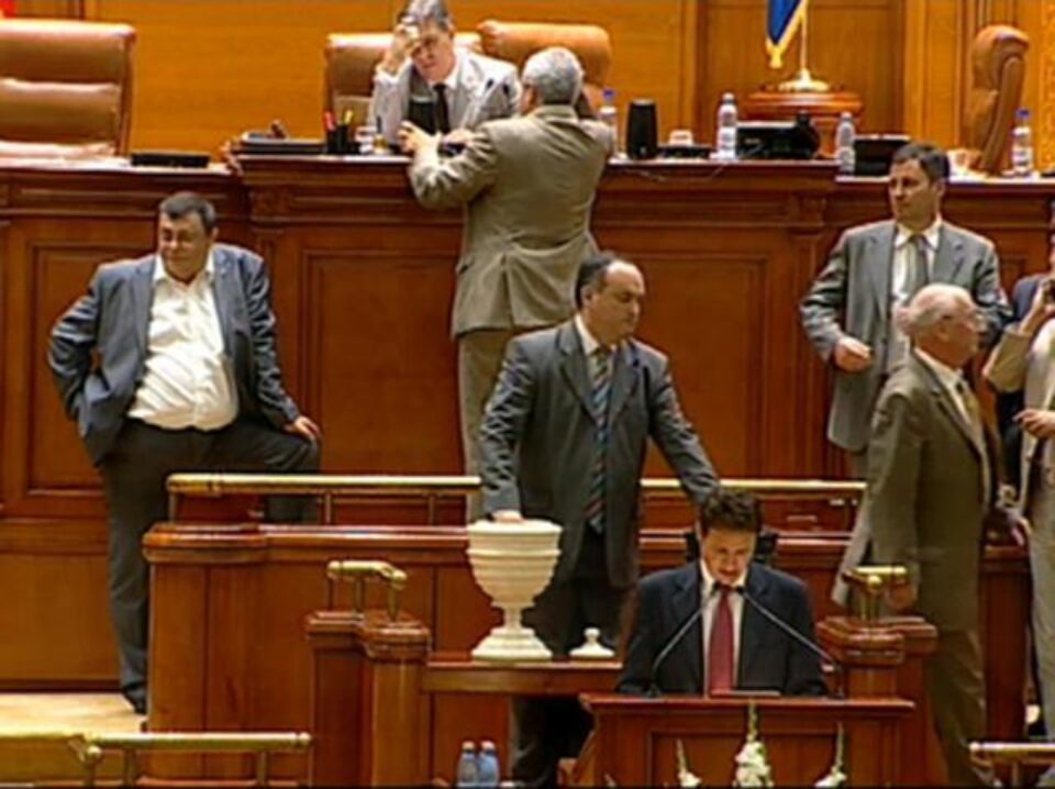 Președintele Traian Băsescu a fost suspendat din funcție de Parlament, cu 258 de voturi "pentru"