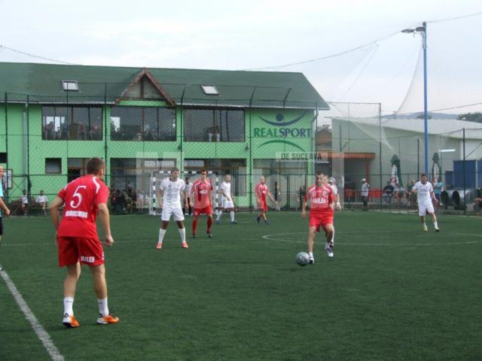 Fotbaliștii de Railex, echipați în roșu, au început cu stângul turneul final