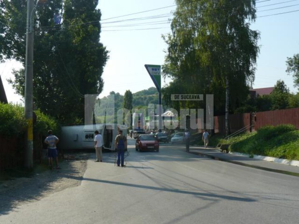 Un autocar cu suceveni care mergeau pe litoral s-a răsturnat la Fălticeni