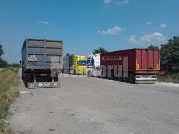 Ziua în amiaza mare, hoții au dezmembrat un pod de cale ferată de aproape 33 de tone, pe care l-au încărcat în două trailere. Foto: Monitorul de Botoșani