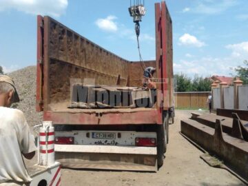 Ziua în amiaza mare, hoții au dezmembrat un pod de cale ferată de aproape 33 de tone, pe care l-au încărcat în două trailere. Foto: Monitorul de Botoșani