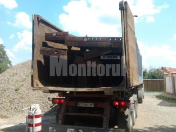 Ziua în amiaza mare, hoții au dezmembrat un pod de cale ferată de aproape 33 de tone, pe care l-au încărcat în două trailere. Foto: Monitorul de Botoșani