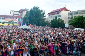 Piața centrală din municipiul Rădăuți a fost, sâmbătă seară, neîncăpătoare pentru miile de participanți la de Zilele Municipiului Rădăuți 2012