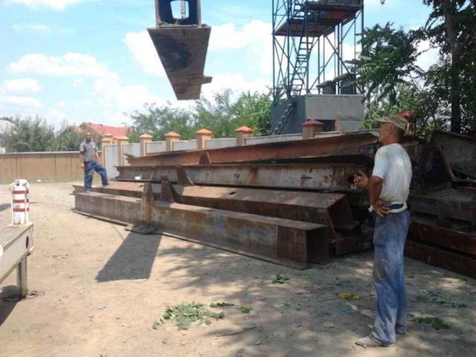 Ziua în amiaza mare, hoții au dezmembrat un pod de cale ferată de aproape 33 de tone, pe care l-au încărcat în două trailere. Foto: Monitorul de Botoșani