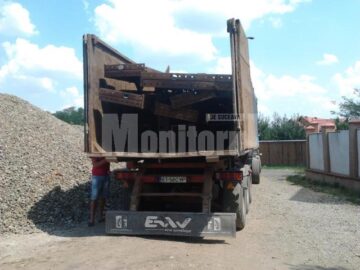 Ziua în amiaza mare, hoții au dezmembrat un pod de cale ferată de aproape 33 de tone, pe care l-au încărcat în două trailere. Foto: Monitorul de Botoșani