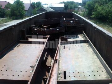 Ziua în amiaza mare, hoții au dezmembrat un pod de cale ferată de aproape 33 de tone, pe care l-au încărcat în două trailere. Foto: Monitorul de Botoșani