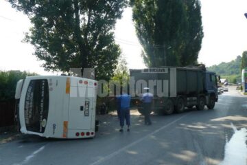 Un autocar cu suceveni care mergeau pe litoral s-a răsturnat la Fălticeni