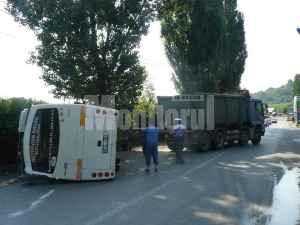 Un autocar cu suceveni care mergeau pe litoral s-a răsturnat la Fălticeni