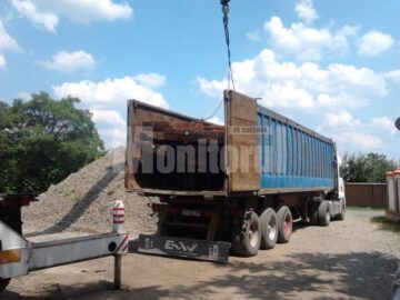 Ziua în amiaza mare, hoții au dezmembrat un pod de cale ferată de aproape 33 de tone, pe care l-au încărcat în două trailere. Foto: Monitorul de Botoșani
