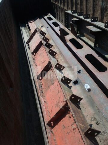 Ziua în amiaza mare, hoții au dezmembrat un pod de cale ferată de aproape 33 de tone, pe care l-au încărcat în două trailere. Foto: Monitorul de Botoșani