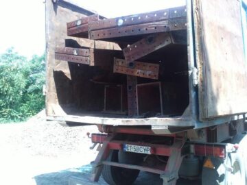 Ziua în amiaza mare, hoții au dezmembrat un pod de cale ferată de aproape 33 de tone, pe care l-au încărcat în două trailere. Foto: Monitorul de Botoșani
