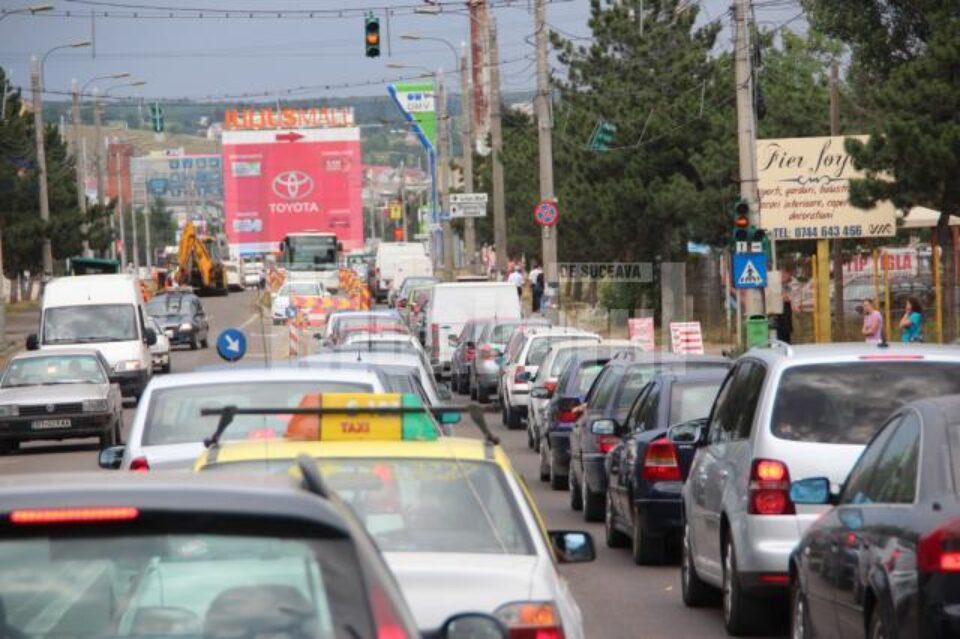 Începând de ieri dimineață, circulația a fost restricționată, iar traficul a fost gâtuit pe câte un singur fir pe fiecare sens de mers