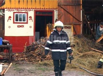 Două incendii, unul după altul, provocate de trăsnete