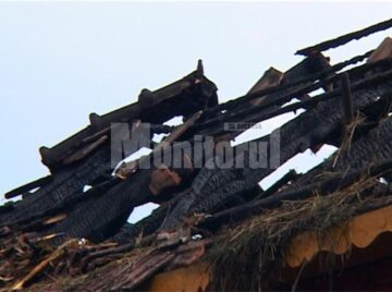 Două incendii, unul după altul, provocate de trăsnete