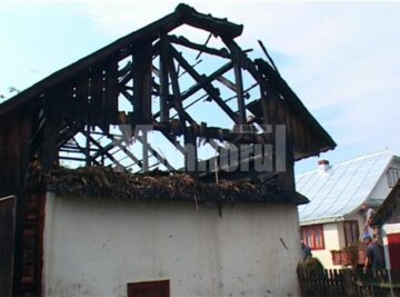 Două incendii, unul după altul, provocate de trăsnete
