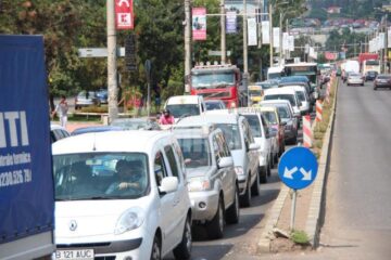 Începând de ieri dimineață, circulația a fost restricționată, iar traficul a fost gâtuit pe câte un singur fir pe fiecare sens de mers