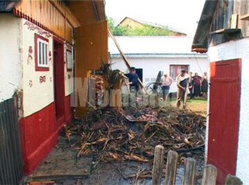 Două incendii, unul după altul, provocate de trăsnete