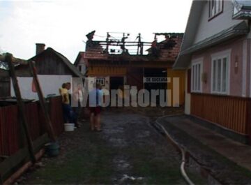 Două incendii, unul după altul, provocate de trăsnete