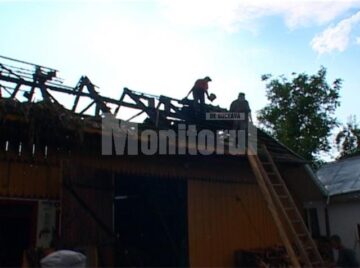 Două incendii, unul după altul, provocate de trăsnete