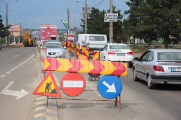 Începând de ieri dimineață, circulația a fost restricționată, iar traficul a fost gâtuit pe câte un singur fir pe fiecare sens de mers