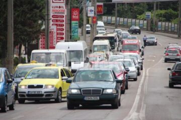 Începând de ieri dimineață, circulația a fost restricționată, iar traficul a fost gâtuit pe câte un singur fir pe fiecare sens de mers
