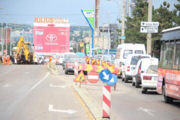 Începând de ieri dimineață, circulația a fost restricționată, iar traficul a fost gâtuit pe câte un singur fir pe fiecare sens de mers
