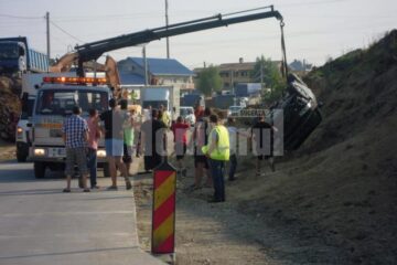 Accidentul s-a produs ieri dimineață, în jurul orei 6.00, pe DJ 209C, pe devierea din apropiere de viitorul sens giratoriu din zona șoselei de centură