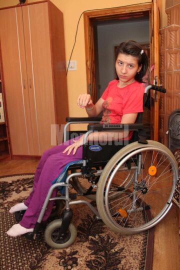 La 15 ani, Oana - Elena Cojocari este țintuită într-un scaun cu rotile