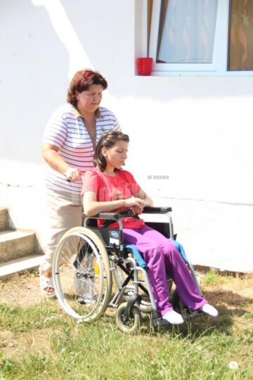 La 15 ani, Oana - Elena Cojocari este țintuită într-un scaun cu rotile