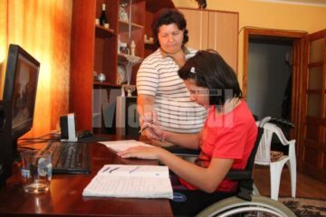 La 15 ani, Oana - Elena Cojocari este țintuită într-un scaun cu rotile