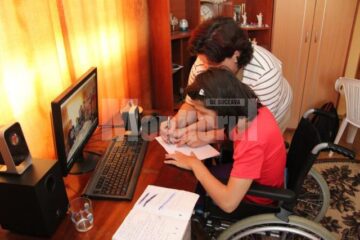La 15 ani, Oana - Elena Cojocari este țintuită într-un scaun cu rotile