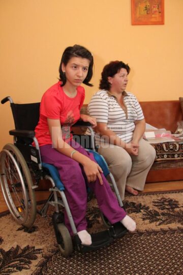 La 15 ani, Oana - Elena Cojocari este țintuită într-un scaun cu rotile
