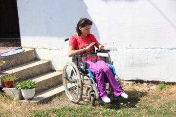 La 15 ani, Oana - Elena Cojocari este țintuită într-un scaun cu rotile