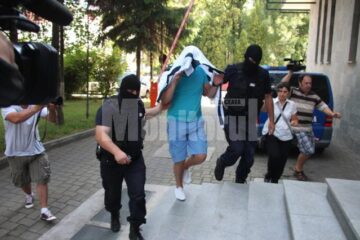 Cele 12 persoane arestate joi rămân după gratii