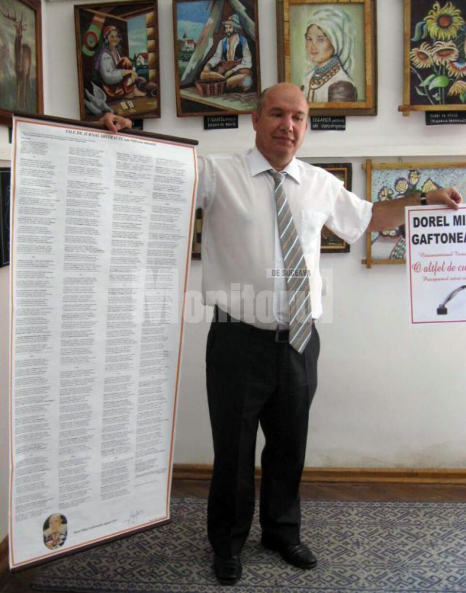 Dorel Mihai Gaftoneanu cu unul dintre prozopoemele sale satirice