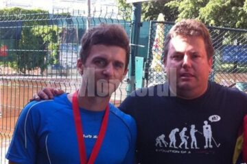 Mihai Pop (dreapta), fericit pentru succesul obținut de Alin Opincaru (stânga)