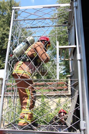 Exerciții la baza de pregătire a pompierilor de la Siret