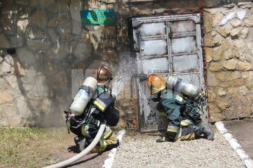 Exerciții la baza de pregătire a pompierilor de la Siret