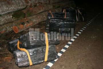 De-a lungul celor 13 luni de filaj și urmărire, polițiștii au confiscat 81.069 de pachete de țigări aduse ilegal din Ucraina
