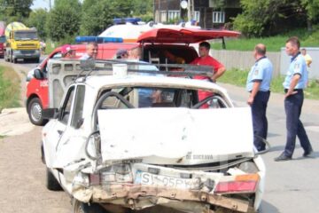 Dacia 1310, contorsionată complet în partea din spate