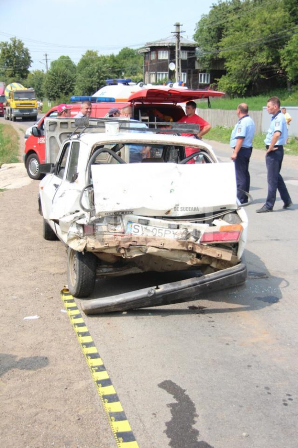 Dacia 1310, contorsionată complet în partea din spate