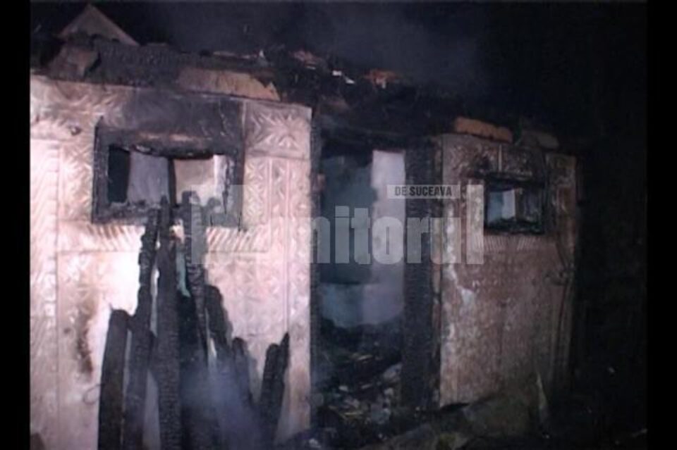 Incendiu de mari proporții, care a afectat trei proprietari, la Salcea