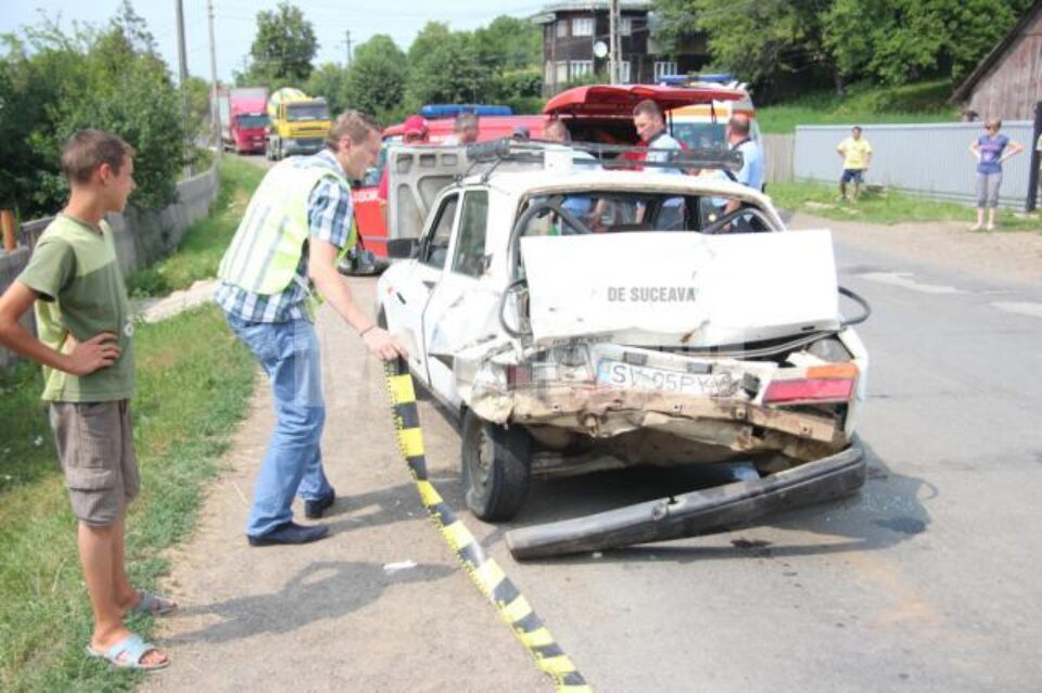 Dacia 1310, contorsionată complet în partea din spate