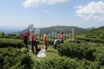 Salvamontiștii au refăcut marcajele vechi sau vandalizate de turiștii teribiliști