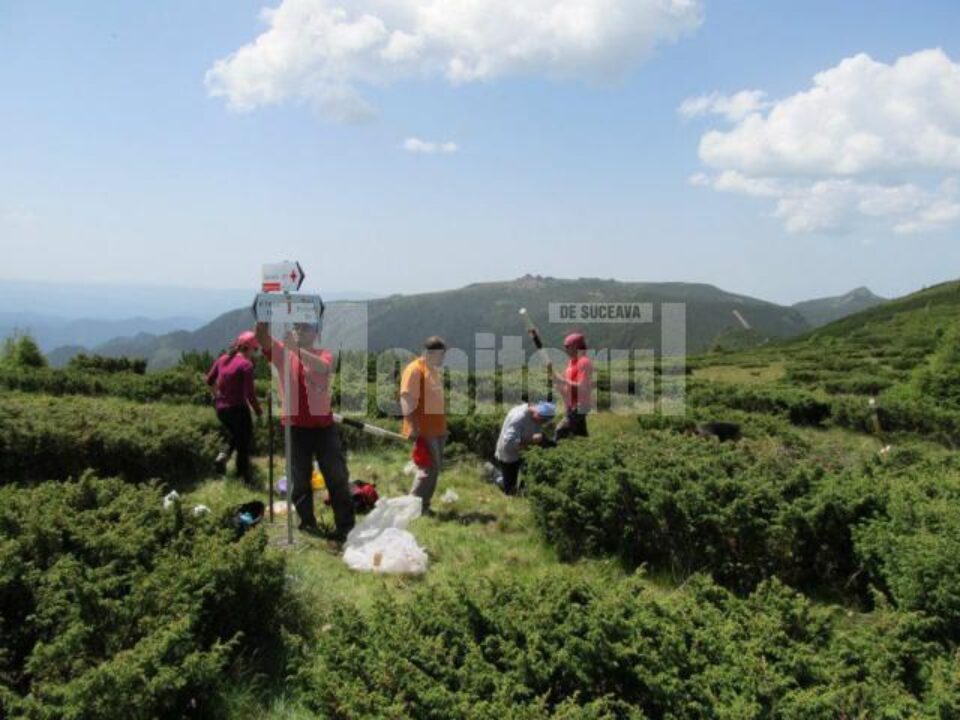 Salvamontiștii au refăcut marcajele vechi sau vandalizate de turiștii teribiliști
