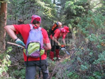 Salvamontiștii au refăcut marcajele vechi sau vandalizate de turiștii teribiliști