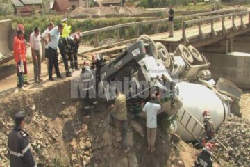 Șoferul a pătruns cu vehiculul greu, încărcat, pe un pod din lemn care a cedat, răsturnându-se în albie